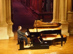 Robot beats human pianist in public Chopin test