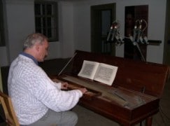 cristoper-hogwood-playing-clavicord