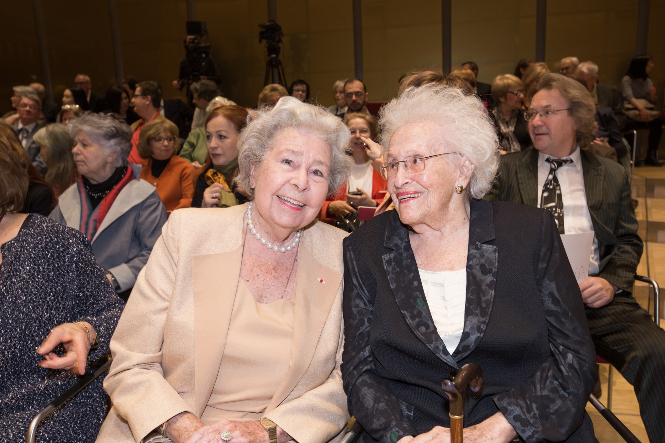 Two Vienna Golden Agers toast the new generation