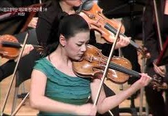 Watch: Tchaikovsky soloist is bemused by bird on stage