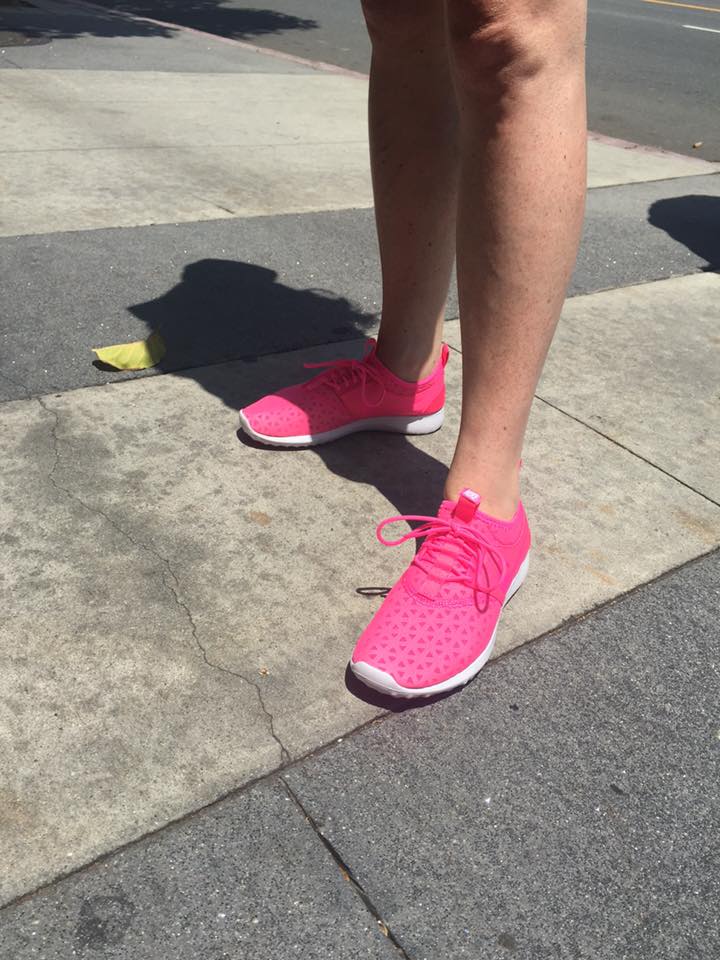Which conductor wears pink sneakers?