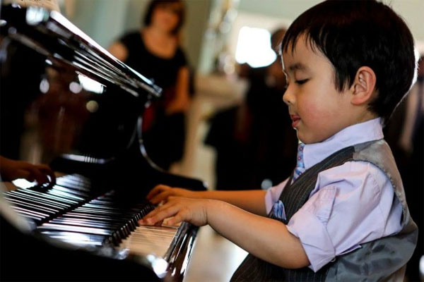 Watch: Five year-old plays Mozart piano concerto