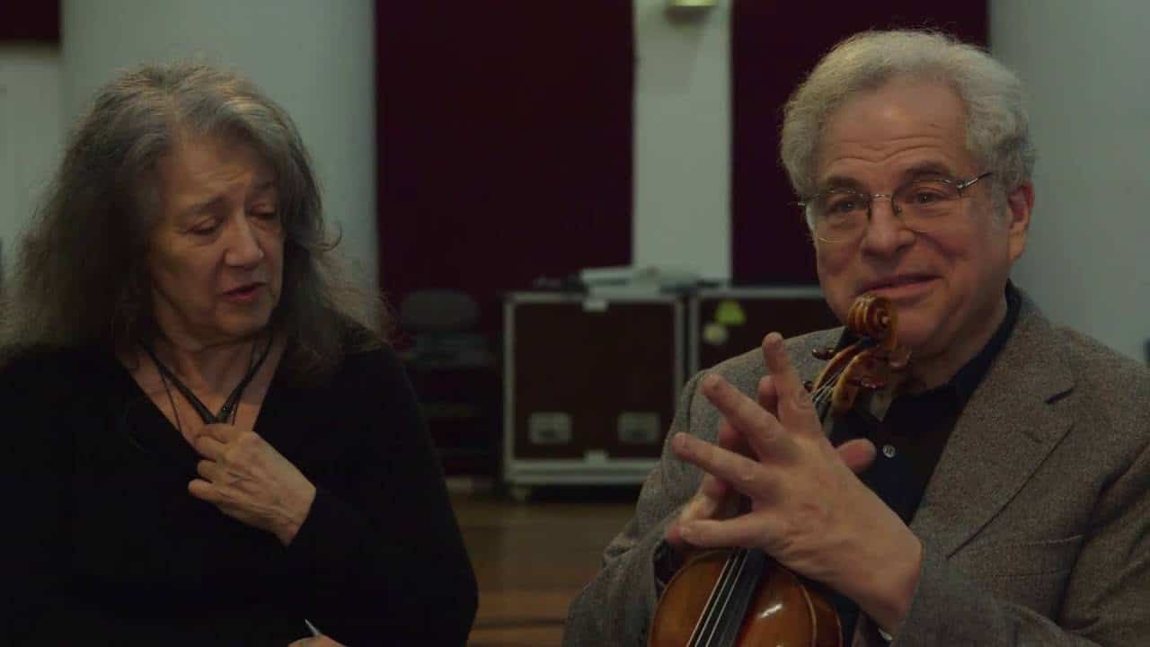 Itzhak Perlman shares his prize with Yiddish Book Center