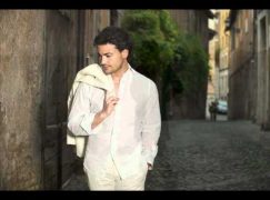 Watch: Vittorio Grigolo in spontaneous duet with LA street singer