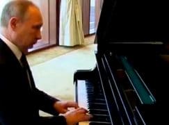 Watch: Putin’s back at the piano… and scoring no points