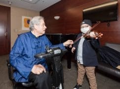 Itzhak Perlman teaches child with leukaemia