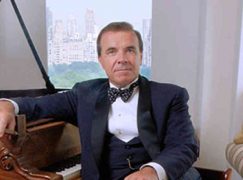 Pianist, 72, returns to stage after 19-year absence