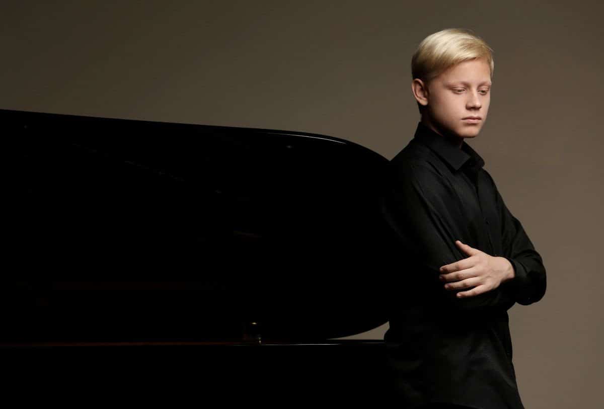 Berlin agency signs pianist, 17