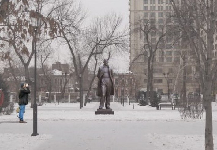 A statue to Shostakovich on the site of the 7th symphony (rare film)