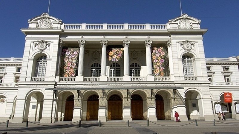 Chile’s opera house dismisses one in seven