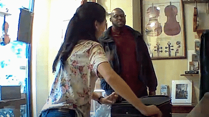 Thief pepper-sprays a violin store