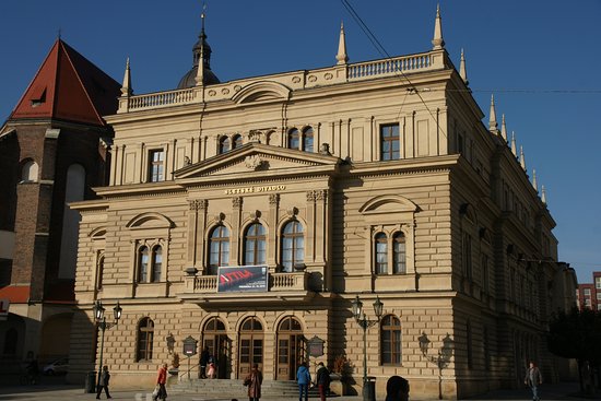 Opera house sacks all its singers