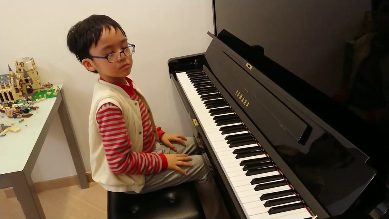 Boy, 7, plays Chopin Nocturne