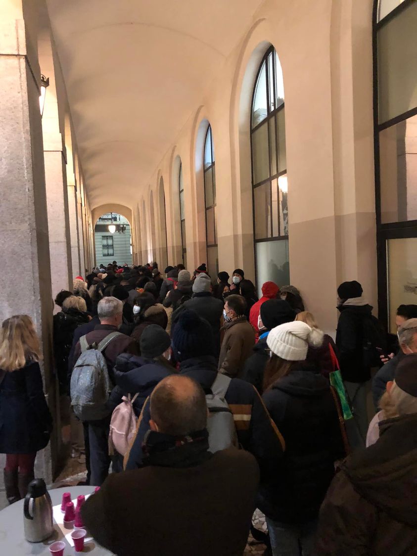 Crowds come surging for La Scala’s opening night
