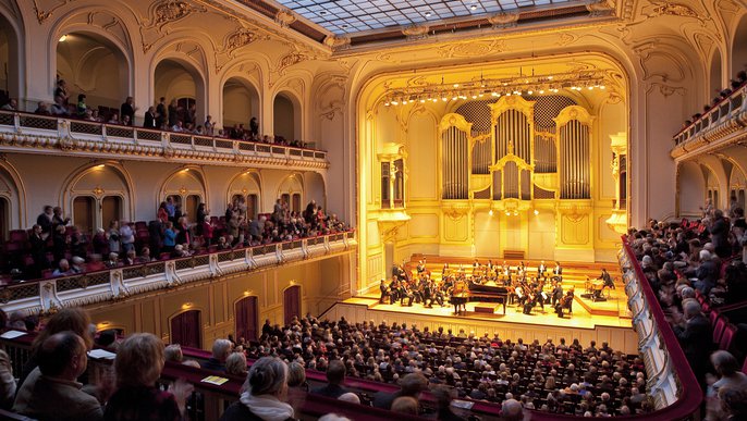 Concert hall sells its organ for one Euro