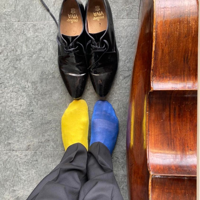 A cellist’s odd socks send an unmistakable message