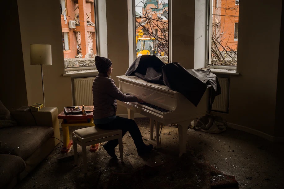 A pianist plays a Chopin farewell to her bombed house