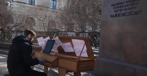 Watch: Brave harpsichordist gives anti-war recital in Moscow