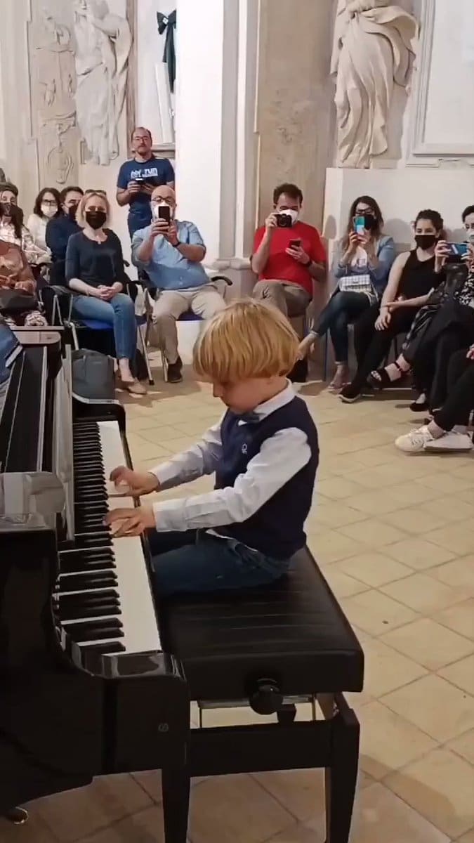 Look, no pedals! Italian, aged 5, competes in Mozart