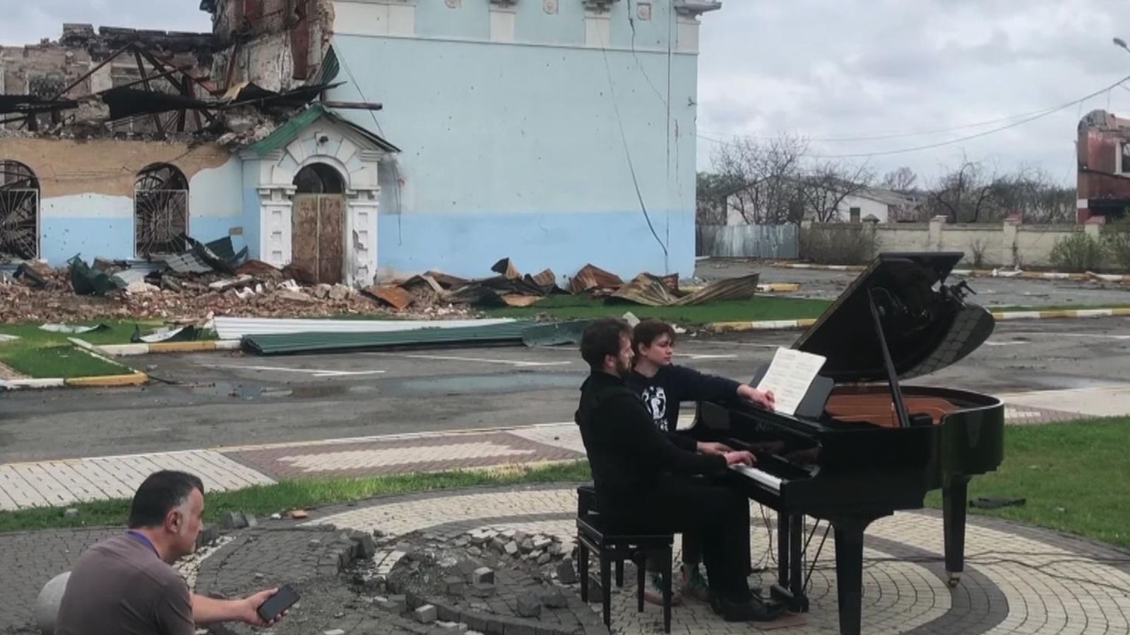 A gift of Chopin in the Russian ruins of Irpin