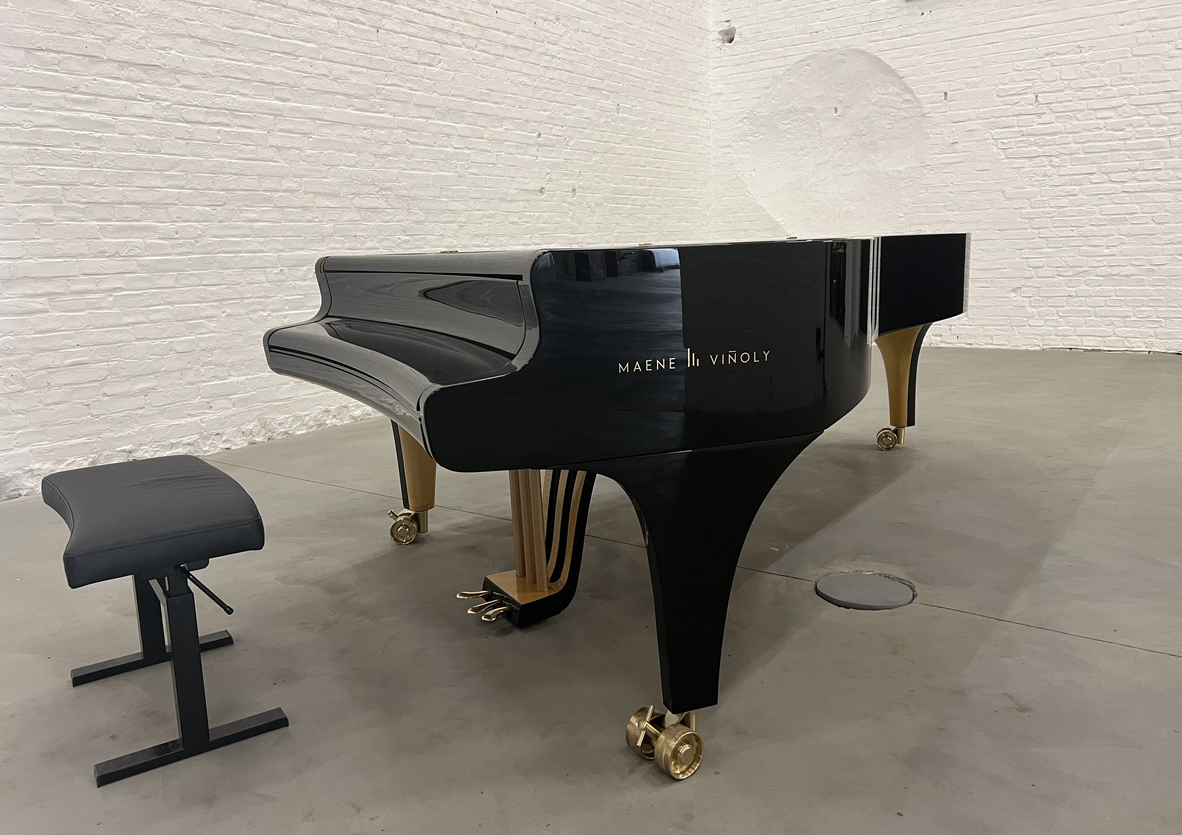 A piano designed for middle-aged spread