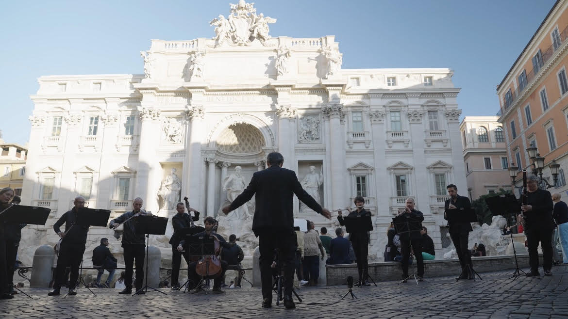 Rome tourists get treated to La dolce vita