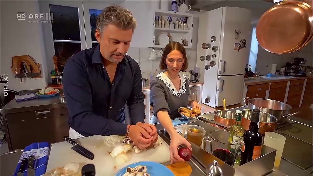 Watch: Jonas Kaufmann cooks Christmas dinner