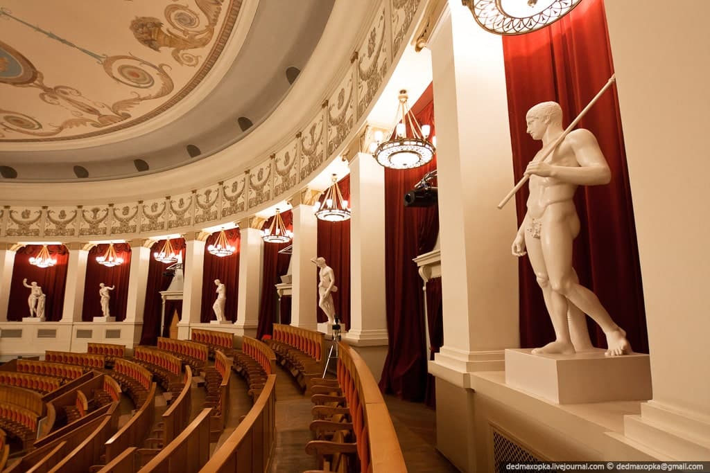 Russians complain that opera and ballet are becoming unaffordable