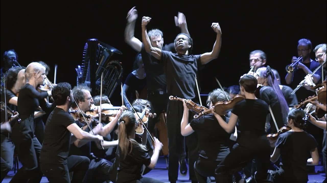 Shostakovich 5th: Orchestra players break into dance
