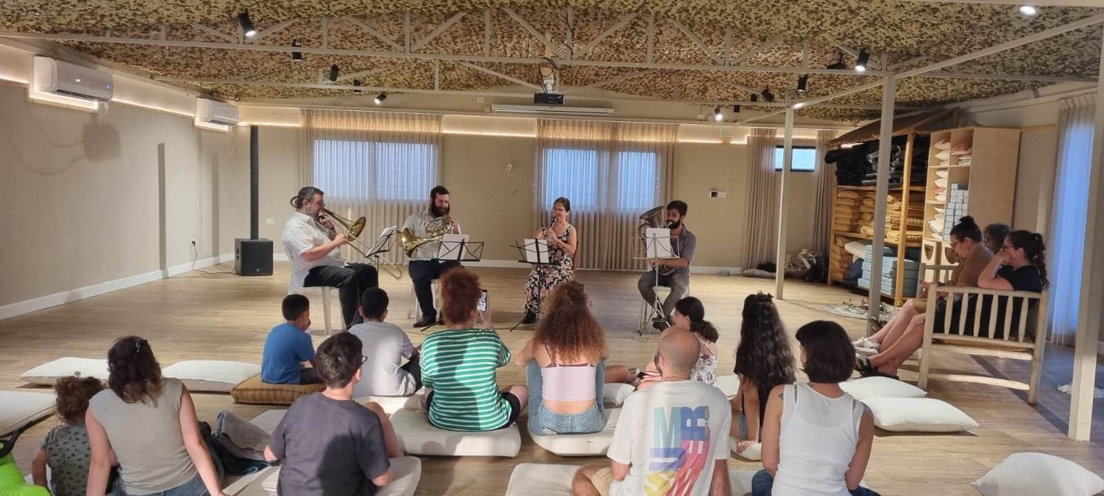Musicians offer home visits to displaced Israelis