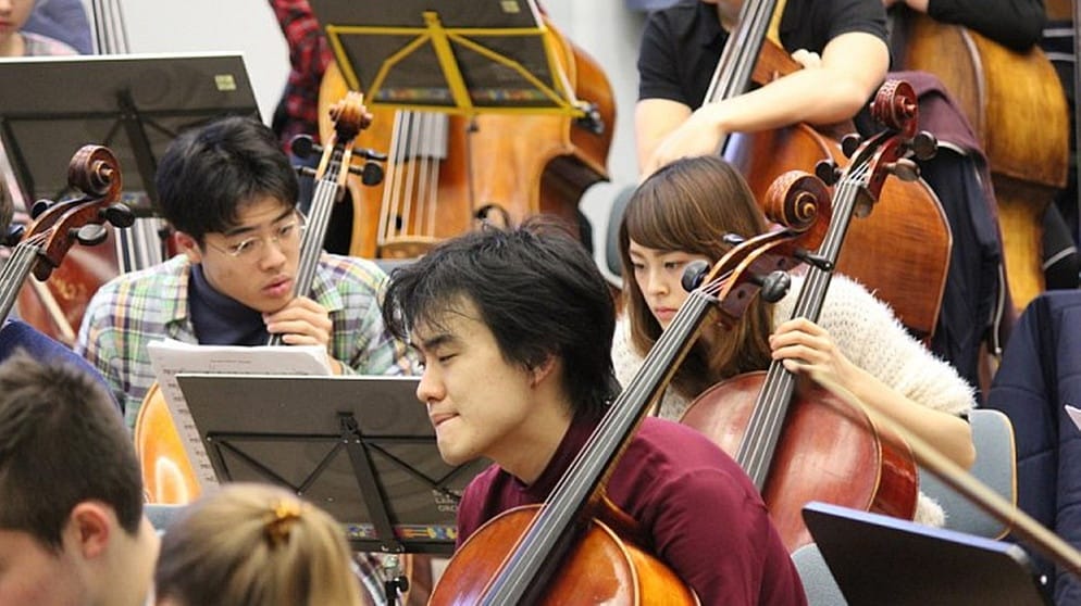 ‘I’m not scary,’ Rattle tells youth orchestra
