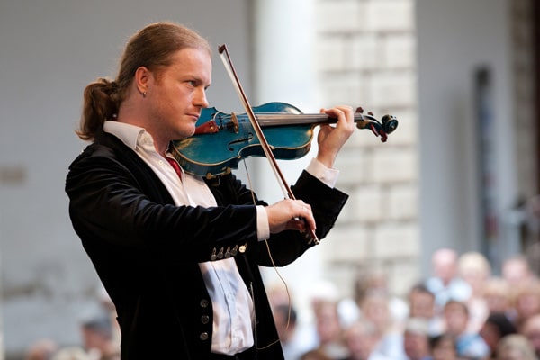 Disaster: Conductor’s baton knocks violin out of soloist’s hands