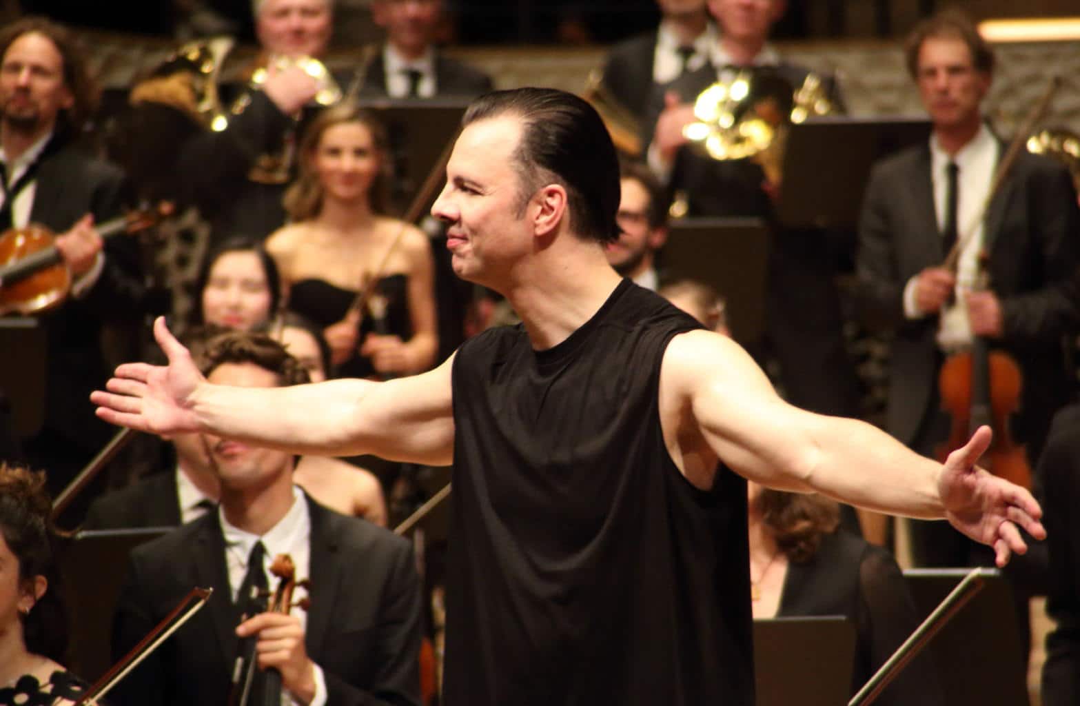 Sleeveless is the new conductor trend