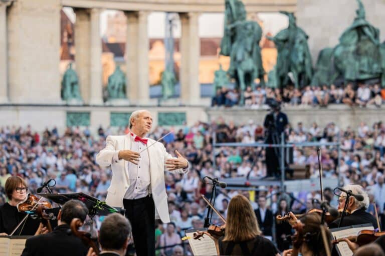 Ivan Fischer gives free concert with players from Russia, Ukraine, Israel and Palestine