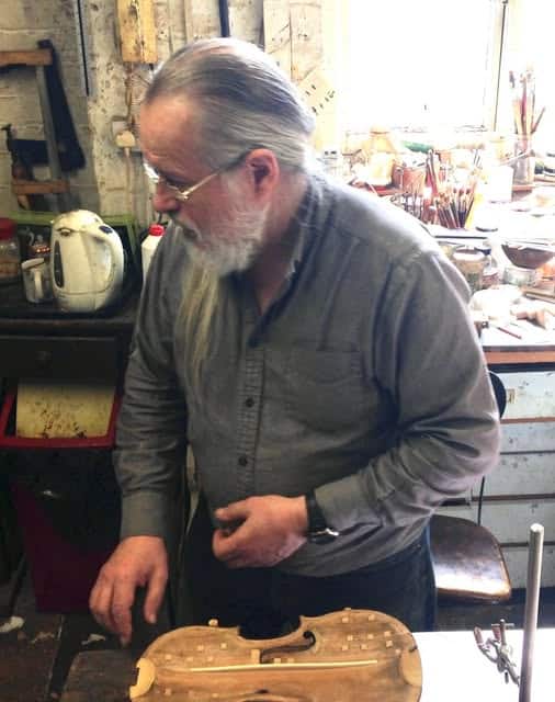 English luthier dies, 75