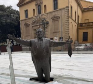 Che gelida! Pavarotti sinks in ice