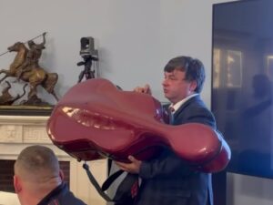 速報：ロシアの地下鉄でチェロの持ち込みが禁止に