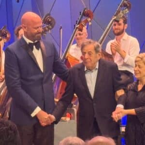 フィリップ・グラス(89歳)、米国へのトリビュート交響曲を発表