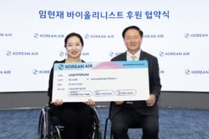 車椅子のヴァイオリニストが無制限の無料航空券を獲得