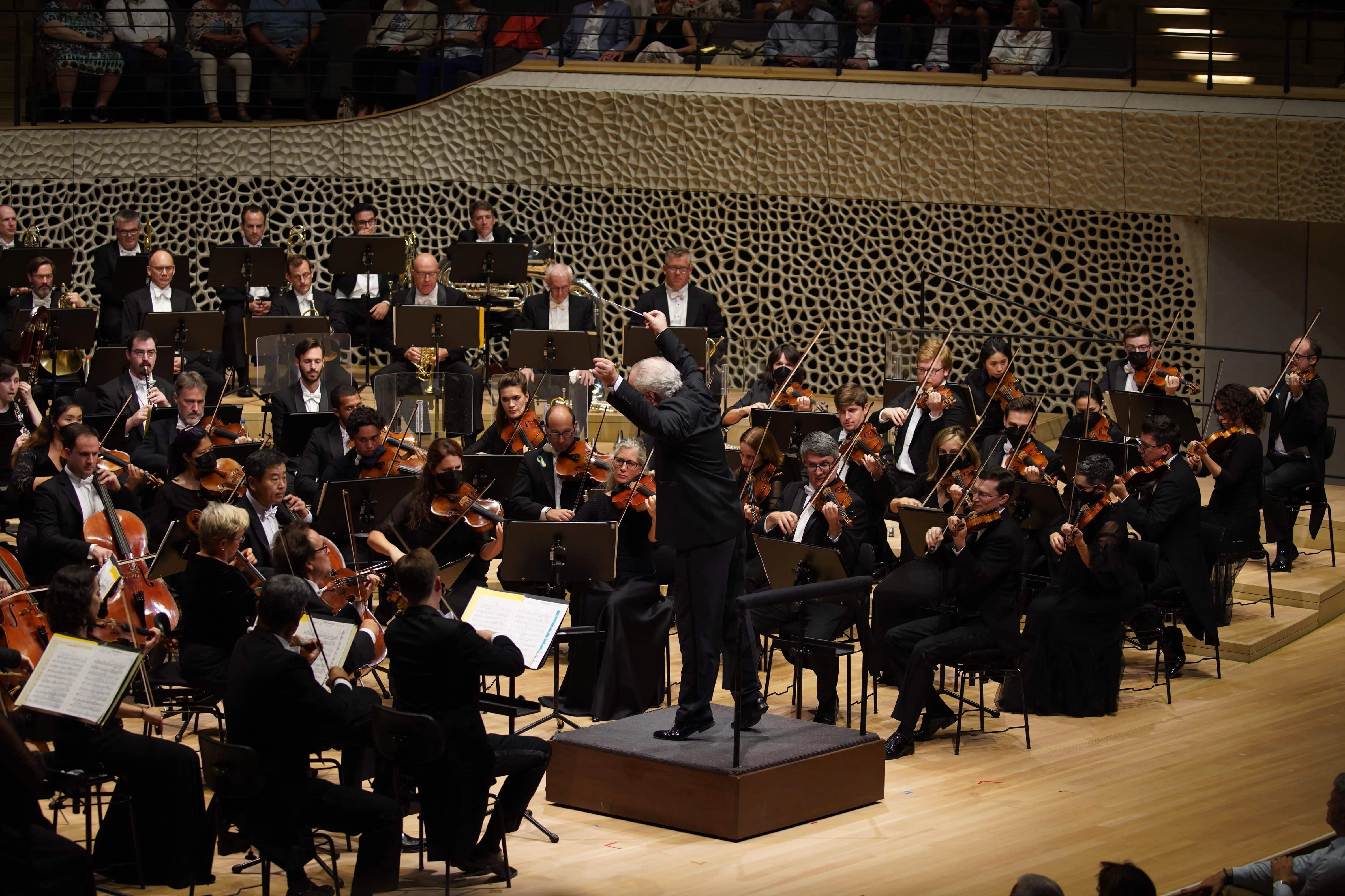 A US orchestra is massively in  profit